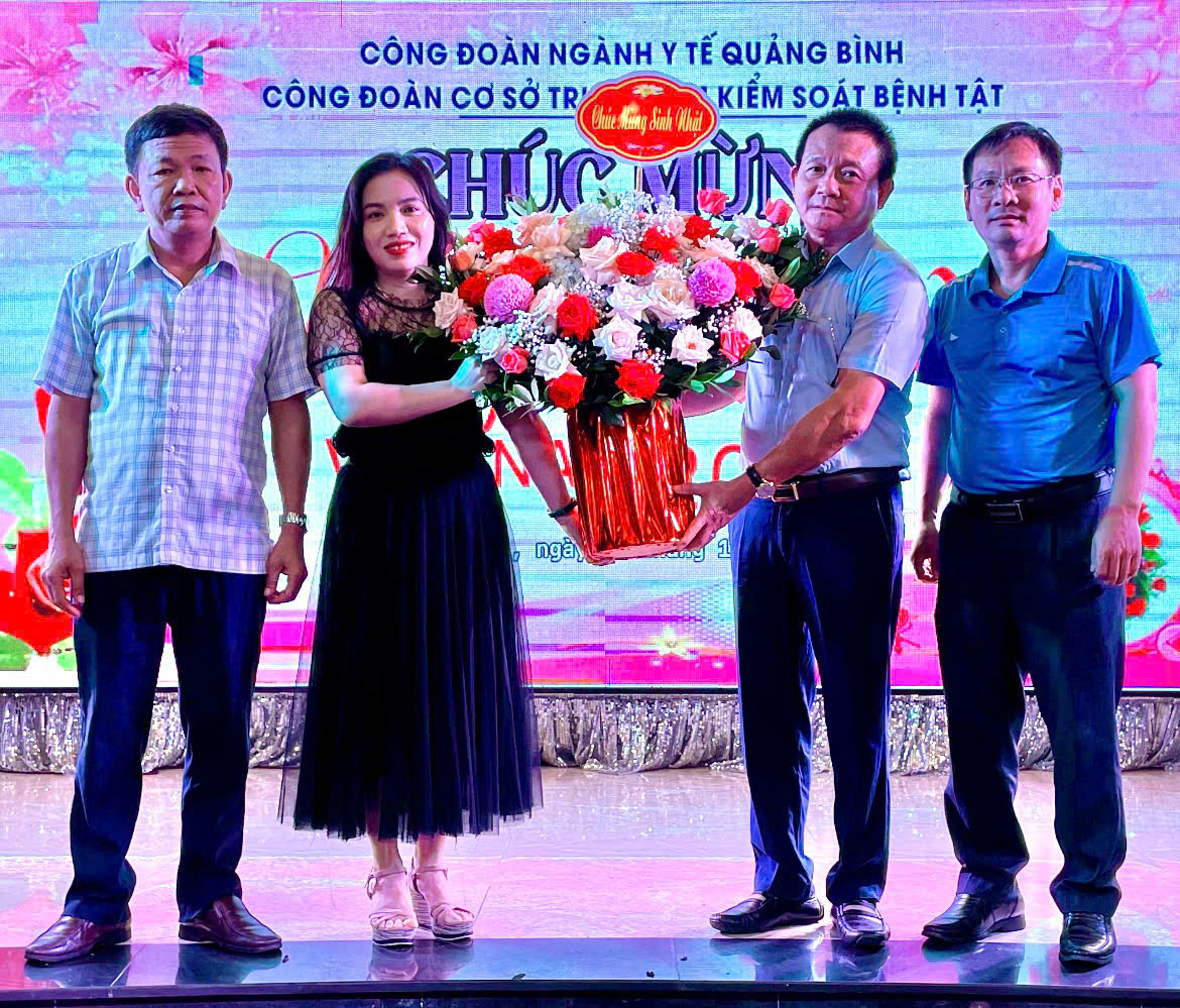 Đồng_chí_Đỗ_Quốc_Tiệp_Bí_thư_Đảng_ủy_Giám_đốc_Trung_tâm_cùng_các_Đc_trong_BGĐ_tặng_hoa _chúc_mừng_ngày_2010.jpg